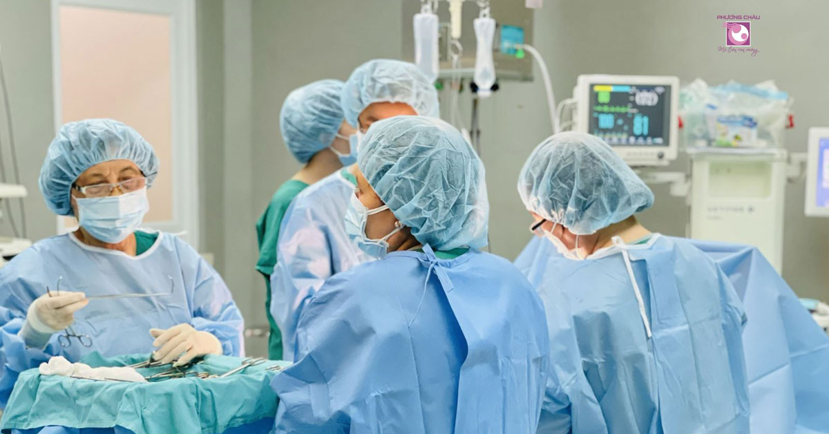 Cuộc sinh mổ bắt bé trong sản khoa diễn ra như thế nào?